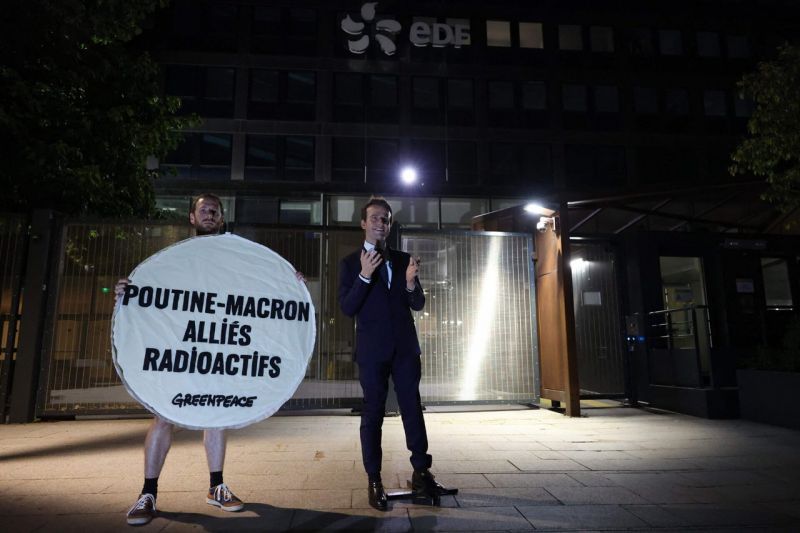 „Greenpeace“ aktyvistai grąžino Emmanuelio Macrono vaškinę figūrą