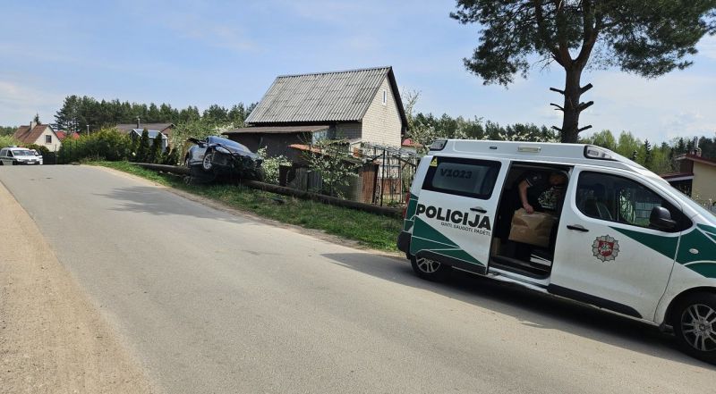 Avarija Vilniaus rajone: „Tesla“ išvertė tvorą ir tujas, vairuotojas pasišalino